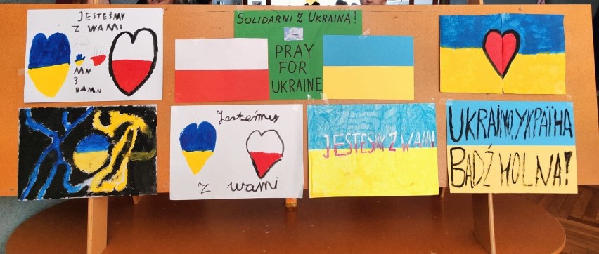 Uczniowie PSP 7 w Radomsku "Sercem z Ukrainą". Akcja solidarności w "siódemce". ZDJĘCIA
