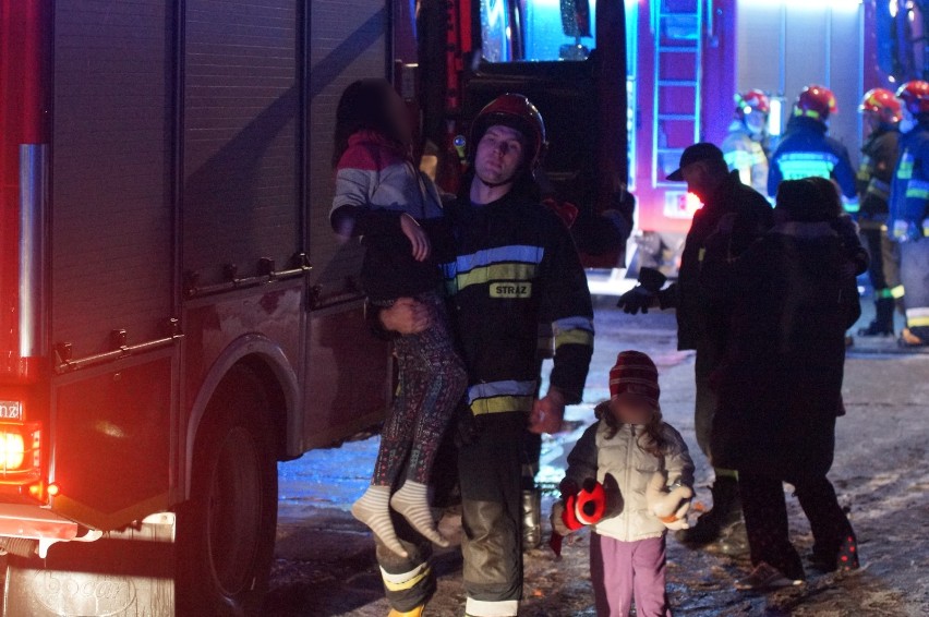 Pożar przy ulicy Harcerskiej w Kaliszu. Ewakuowano trzynastoosobową rodzinę. ZDJĘCIA