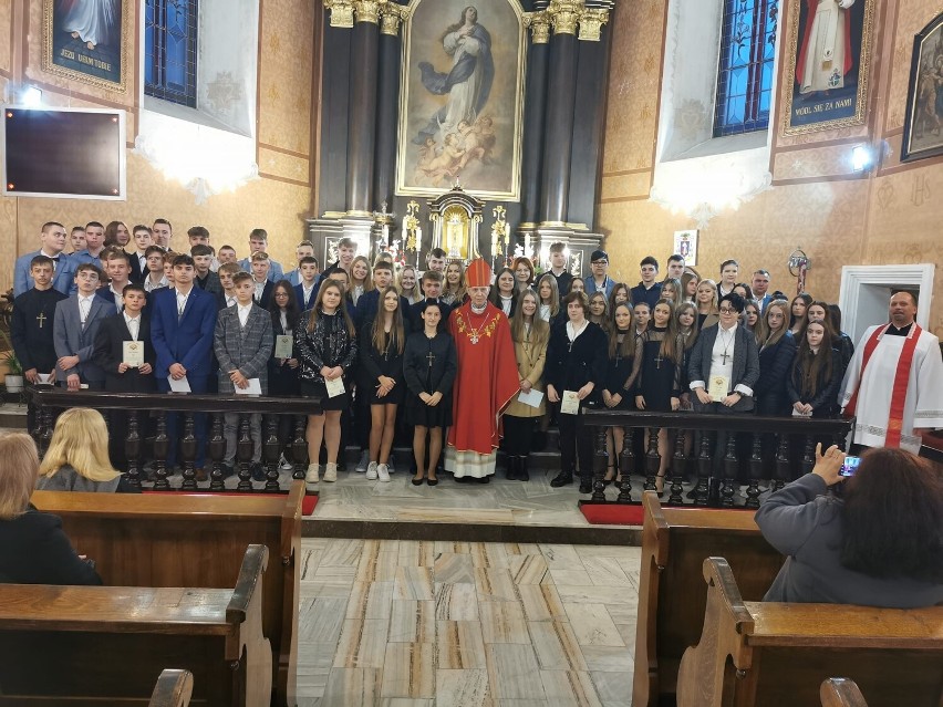 Bierzmowanie 71 młodych parafian w Dobrzyniu nad Wisłą