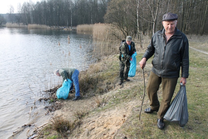 Ochotnicy posprzątali zalew Nakło - Chechło