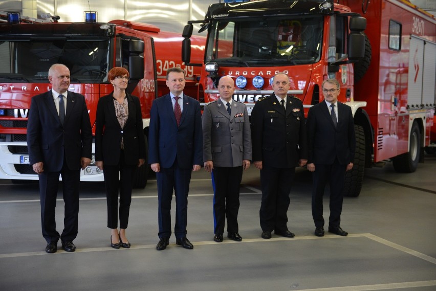 Minister Elżbieta Rafalska sięga i po kostiumy, i po sukienki, i spodnie. Lubi oryginalną biżuterię.