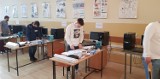 Egzaminy zawodowe w jędrzejowskim "Grocie". Z zadaniami praktycznymi i pisemnymi zmierzyło się kilkudziesięciu uczniów