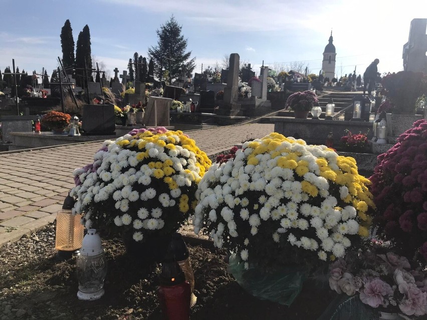 Cmentarz parafialny we Frysztaku pełen kwiatów i płonących zniczy. Pogodna aura sprawiła, że na nekropolię wybrało się mnóstwo osób