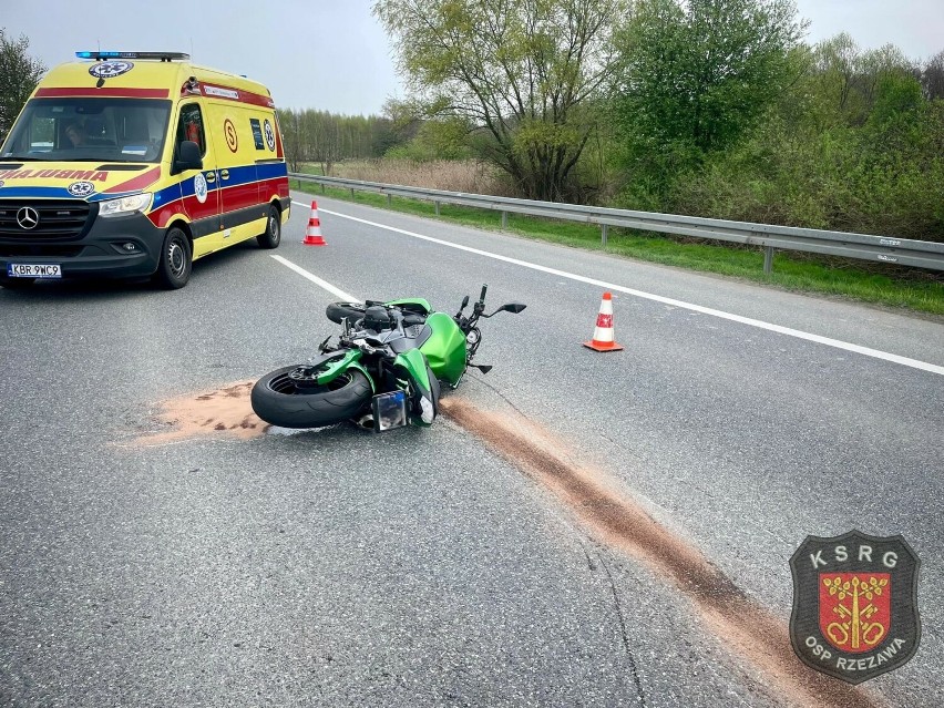 Wypadek na DK 94 koło Bochni. W Łazach zderzyły się dwa motocykle. Są ranni i duże utrudnienia w ruchu 