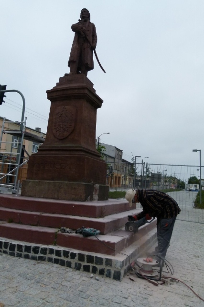 Rozpoczęły się prace przy renowacji pomnika Tadeusza...