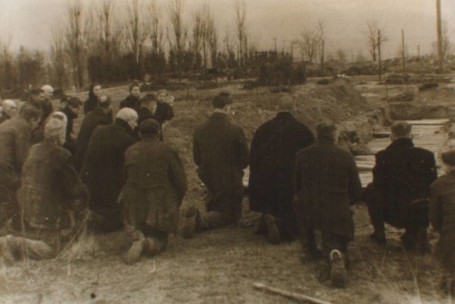 Archiwalne zdjęcie z ekshumacji ofiar marszu śmierci w 1945 roku.