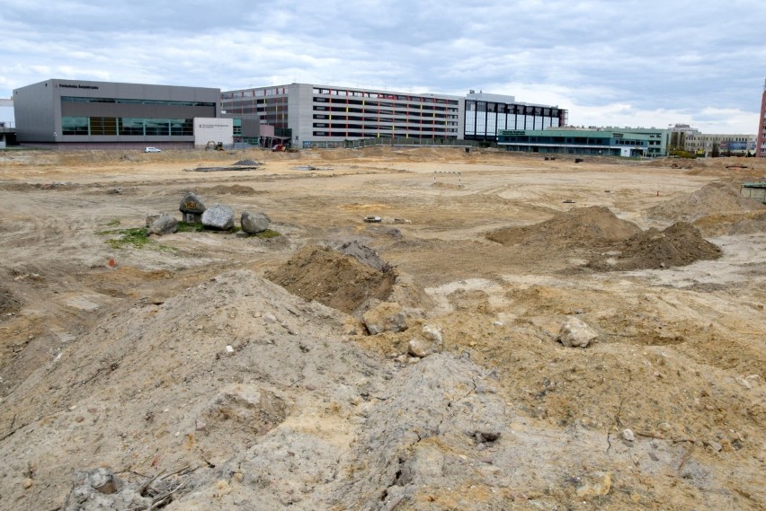 Tak powstaje stadion Politechniki Świętokrzyskiej w centrum Kielc. Zobacz postępy prac (ZDJĘCIA)