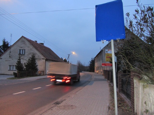 Zasłonięta tablica w Borui Kościelnej.