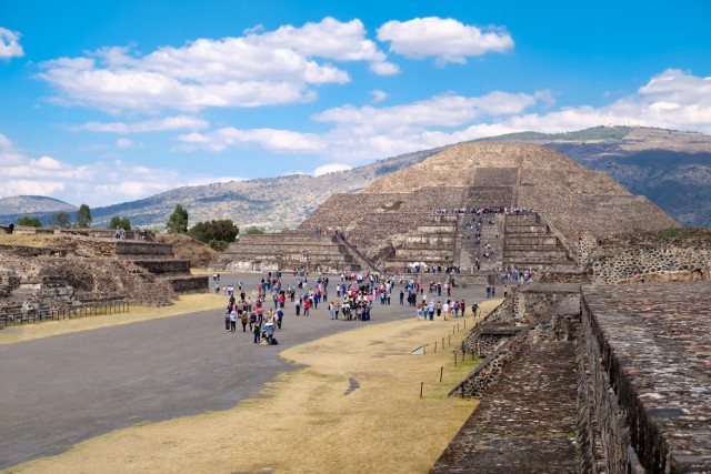 Meksyk to wymarzony kierunek na ferie zimowe czy urlop. Słońce, egzotyczna przyroda, pyszna kuchnia, przyjaźni ludzie i liberalne podejście do pandemii koronawirusa niemal gwarantują udany wypoczynek i przygodę.

Na zdjęciu: Piramida Księżyca w Teotihuacan.