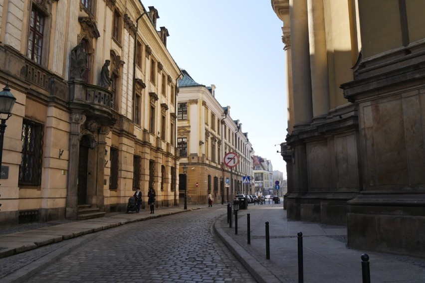 Znajdują się przy niej cenne zabytki - kościół św. Jana z...