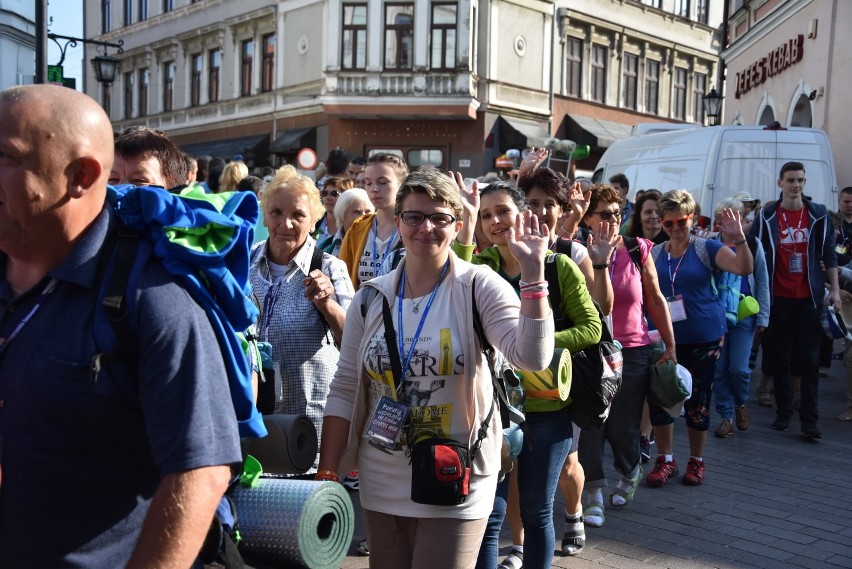 37. Piesza Pielgrzymka Tarnowska na Jasną Górę już w drodze [DUŻO ZDJĘĆ]