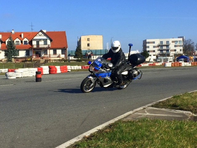 Funkcjonariusze z bydgoskiej „drogówki” doskonalili swoje umiejętności w jeździe na motocyklach. Wkrótce motocykle będą patrolować najbardziej ruchliwe ulice miasta, ale także drogi w okolicach Bydgoszczy.

Na torze wyścigowym "Kartodrom" policjanci Wydziału Ruchu Drogowego Komendy Miejskiej Policji w Bydgoszczy brali udział w zajęciach doskonalenia techniki jazdy motocyklem. Bydgoska drogówka ma sześć szybkich maszyn, między innymi Hondy, BMW i Yamahy.

Niedługo znów bydgoską drogówkę będzie można spotykać na motocyklach.



