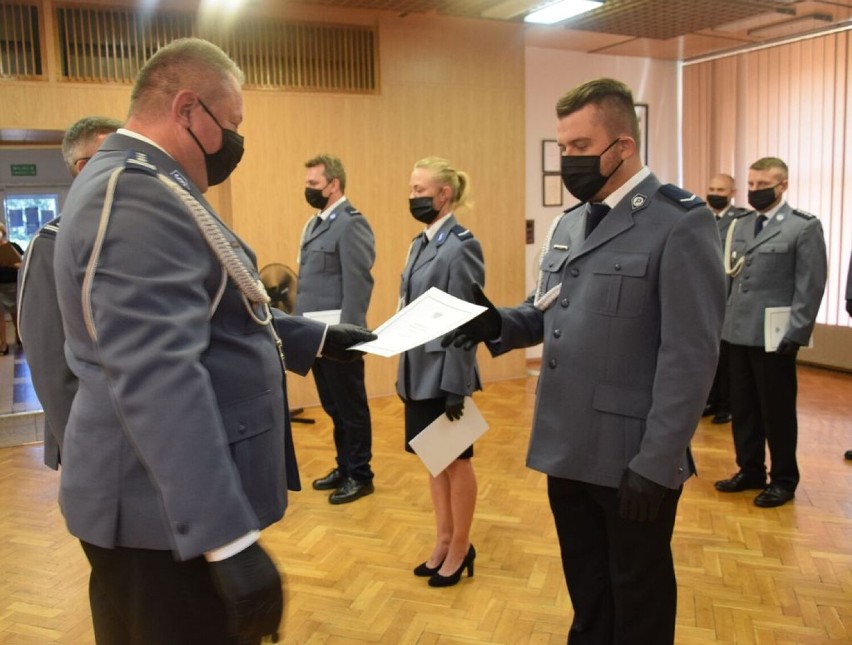 Święto Policji 2021 w Wieluniu. Były awanse i listy gratulacyjne od komendanta wojewódzkiego 