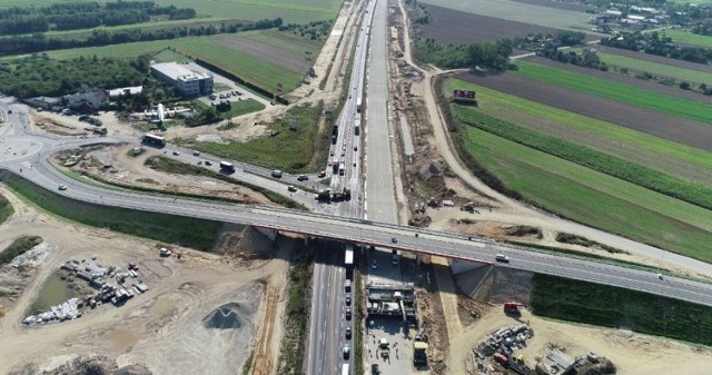 W Kościelcu, przy dawnej gierkówce, stał samolot IŁ-18, pełnił funkcję restauracji. Zniknął, gdy rozpoczęła się budowa autostrady A1. Na kolejnych zdjęciach można zobaczyć dawne zdjęcia gierkówki z budowy z lat 70. i sprzed budowy autostrady czyli z 2019 roku

Zobacz kolejne zdjęcia. Przesuwaj zdjęcia w prawo - naciśnij strzałkę lub przycisk NASTĘPNE