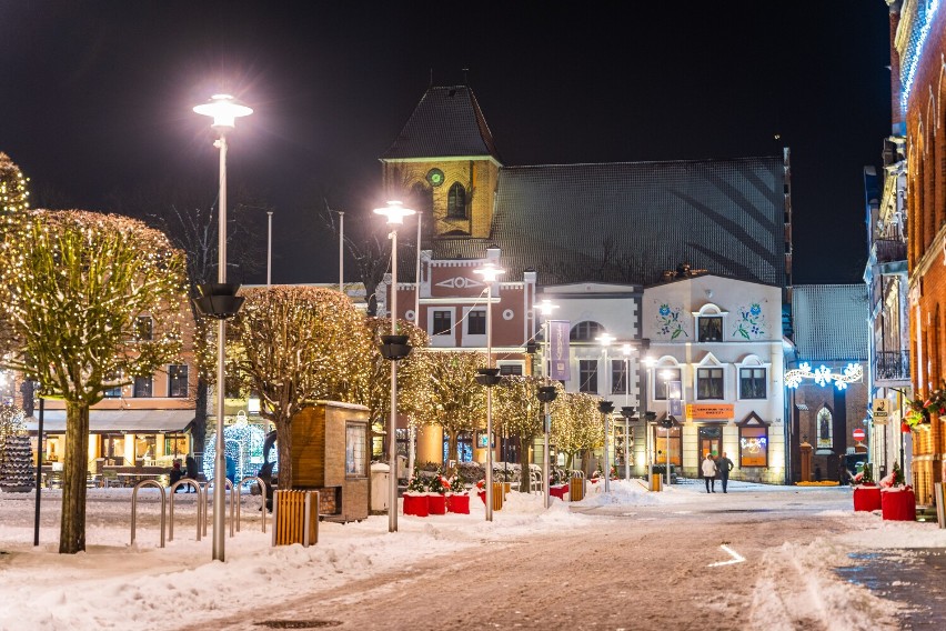 Święta w Pucku. Stary Rynek z choinką w śniegu. Tak klimatycznie wygląda miasto, gdy spadnie śnieg | ZDJĘCIA