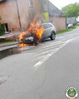 Samochód stanął w ogniu w gminie Tworóg. Kłęby dymu unosiły się nad pojazdem