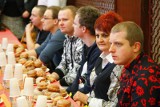 Poznań: IX Mistrzostwa Poznania w Jedzeniu Pączków na Czas [ZDJĘCIA, WIDEO]