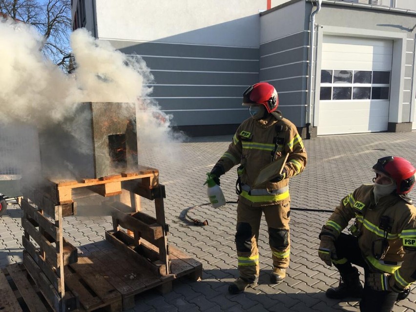W Brzegu odbywa się szkolenie strażaków z zakresu gaszenia pożarów wewnętrznych