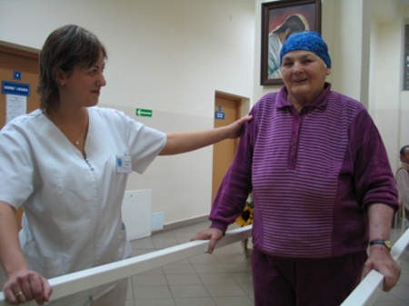 Magdalena Romik, technik fizjoterapii, pomaga Marii Zyzańskiej dojść do pełni sił. Tomasz Wolff