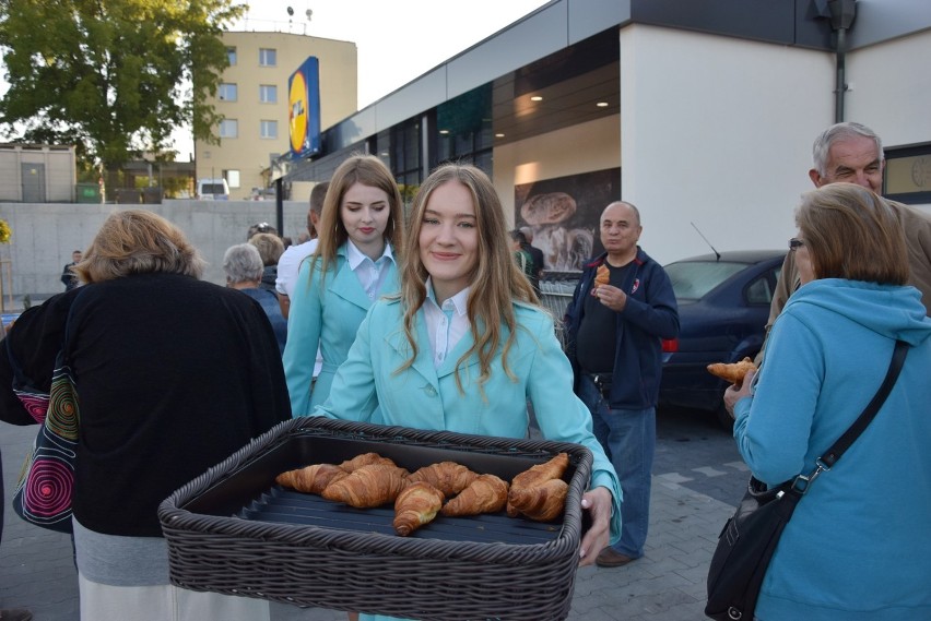 Otwarcie Lidla w Kraśniku. Przed drzwiami ustawiła się kolejka mieszkańców. Zobacz zdjęcia i wideo