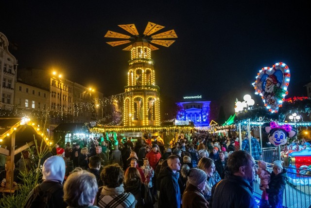 Jarmarki bożonarodzeniowe cieszą się coraz większą popularnością. Tłumy mieszkańców i turystów przychodzą na nie w poszukiwaniu prezentów i smacznego jedzenia. Najpopularniejszym bożonarodzeniowym targowiskiem w naszym województwie jest Betlejem Poznańskie, jednak w tym roku także inne wielkopolskie miasta zdecydowały się zorganizować własne jarmarki. By ułatwić naszym czytelnikom pogoń za świąteczną atmosferą przygotowaliśmy galerię.

Sprawdź, gdzie znajdziesz bożonarodzeniowe jarmarki w Wielkopolsce --->