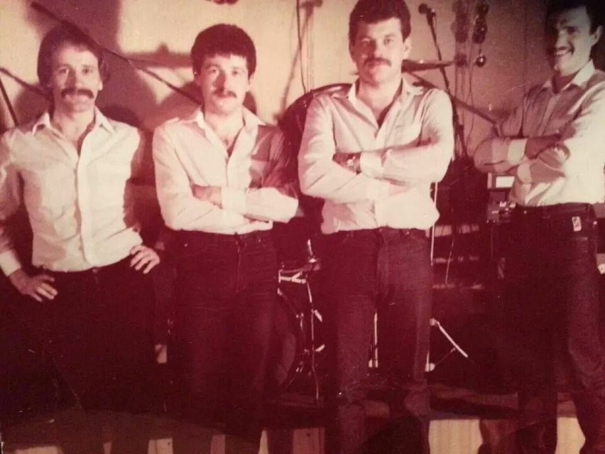 Roman Makowski (drugi z prawej) z zespołem z lat 80....