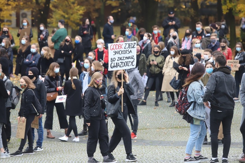 Strajk studentek Uniwersytetu Śląskiego w Katowicach. Był przemarsz przez centrum, mieszkańcy bili brawo [ZDJĘCIA]