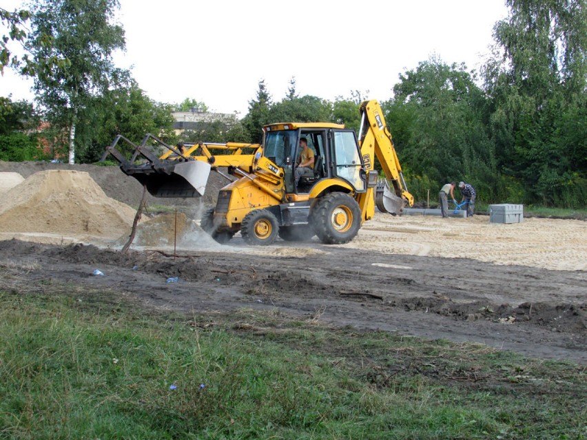 Budowa boiska przy LO we Wrześni.