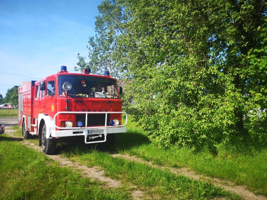 OSP Sławoszyno gasi pożar w Karwieńskich Błotach I