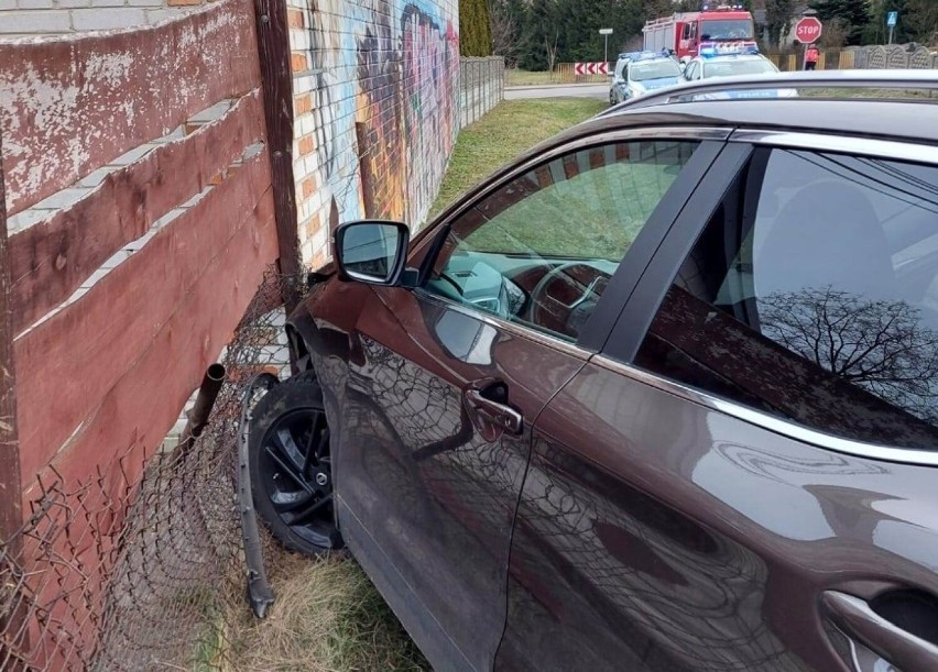 Śmiertelny wypadek w gminie Drużbice. Auto uderzyło w budynek, nie żyje mężczyzna