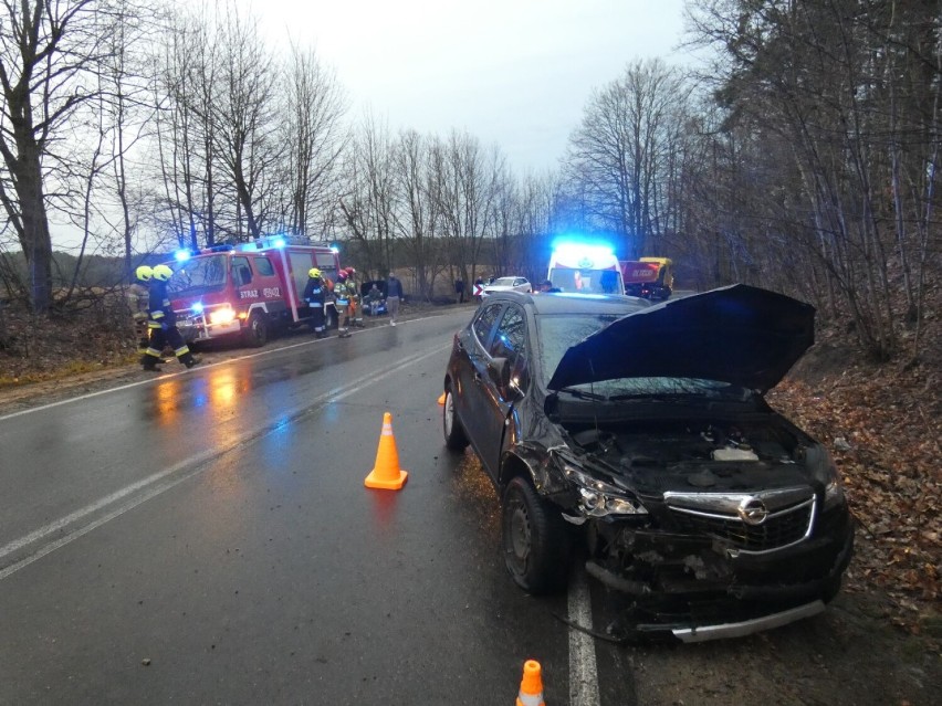 Wypadek w Dziemianach. Opel wyjechał na czołówkę. Jedna osoba trafiła do szpitala