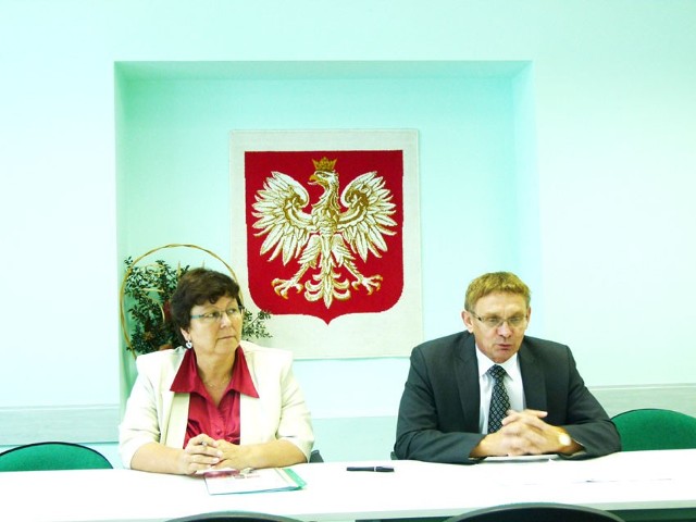 W konferencji wzięli udział: dyrektor PUP Danuta Skwirowska i starosta Krzysztof Habura.