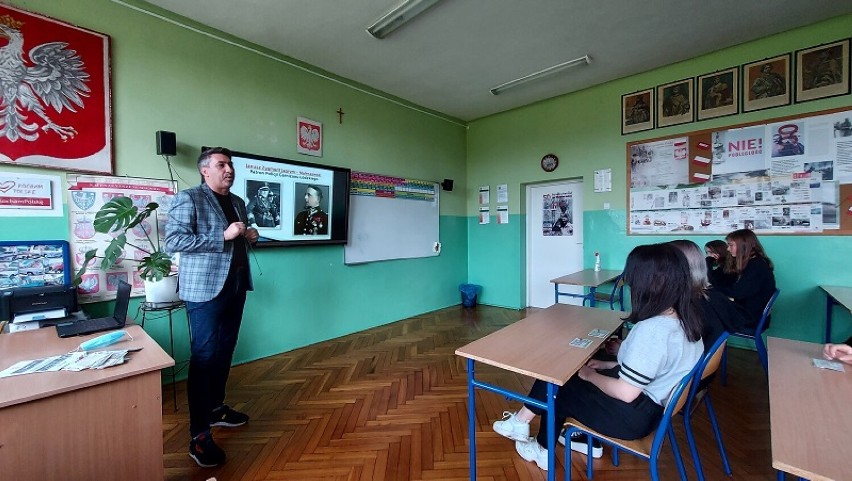 Warsztaty odbyły się wśród uczniów szkół średnich z I Liceum Ogólnokształcące PUL im. 37 Łęczyckiego Pułku Piechoty w Kutnie oraz wśród uczniów Liceum Ogólnokształcącego w Krośniewicach.