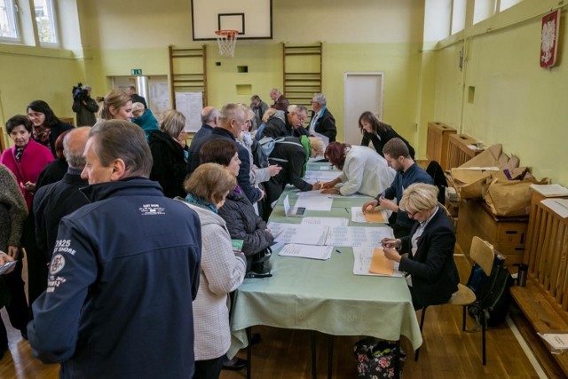 Głosowanie w jednej z krakowskich komisji wyborczych