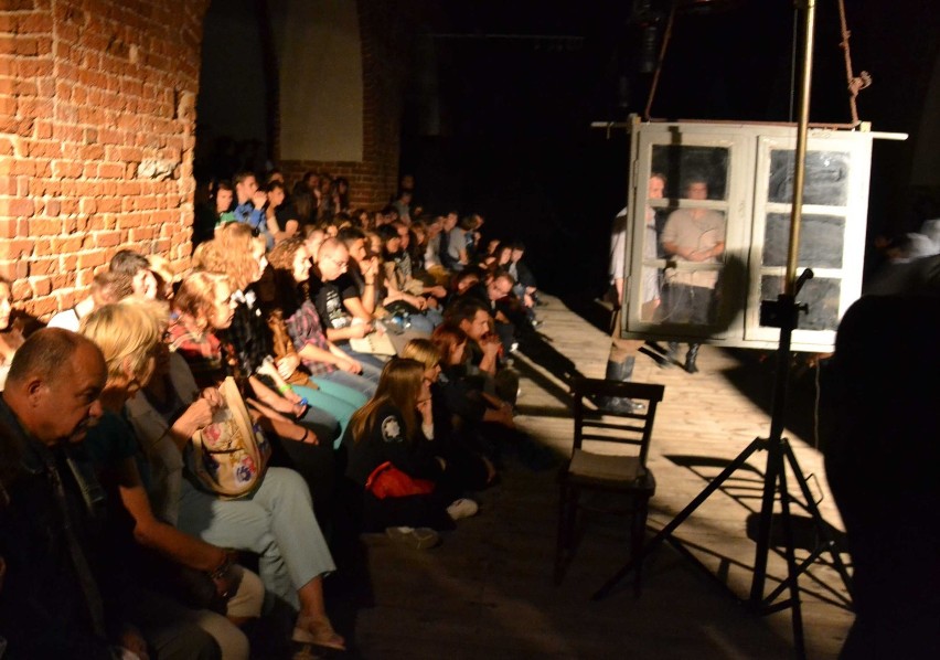 Malbork: Teatr Nie Teraz wystawił &quot;Wyklętych&quot; w Karwanie