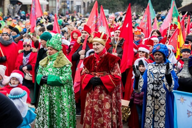 W poniedziałek 6 stycznia 2020 roku, już po raz siódmy, ulicami miasta przeszedł Bydgoski Orszak Trzech Króli. W tym roku nową trasą.

Orszak rozpoczął się mszą św. w Bazylice pw. św. Wincentego a Paulo, pod przewodnictwem ordynariusza diecezji bydgoskiej ks. bp. Jana Tyrawy. Po mszy Orszak Trzech Króli wyruszył sprzed Bazyliki i przeszedł ulicami: Markwarta, Krasińskiego, Gdańską, Focha, Mostową do Starego Rynku. Tam pokłon Dzieciątku złożyli pasterze, królowie i wszyscy uczestnicy orszaku. Królowie jechali na koniach i wielbłądzie. Wielbłąd Gacek przyjechał do Bydgoszczy z Horodyszcza. W rolę króla afrykańskiego tradycyjnie wcielił się pochodzący z Ghany, O. Izaak. Pasterze w darze złożyli małemu Jezusowi gołąbka, symbol pokoju. Po raz pierwszy w bydgoskim orszaku poszły alpaki. 


Zobacz również:


