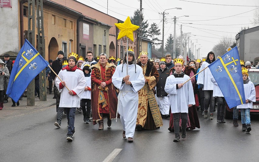 Pierwszy Orszak Trzech Króli przeszedł ulicami miasta Piątek [ZDJĘCIA]