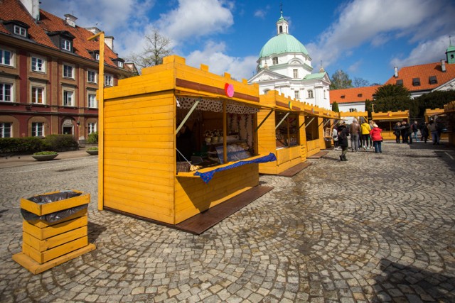 Rynek Nowego Miasta jest mniej uczęszczany od Starego Miasta. Można tu więc odetchnąć od tłumów jednocześnie ciesząc się zabytkową architekturą. W okolicy warto zwiedzić barokowy kościół św. Kazimierza czy Gotycki Kościół Nawiedzenia Najświętszej Maryi Panny. Warto też trochę pobłądzić i poszukać nieodkrytych przez turystów uliczek.