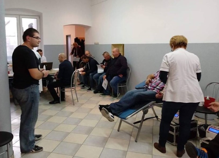 Rekordowa zbiórka krwi klubu dawców „Strażaków" w Sieradzu. Zebrali ponad 15 litrów, uhonorowali 100-lecie niepodległości (fot)