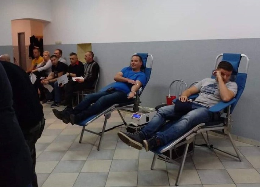 Rekordowa zbiórka krwi klubu dawców „Strażaków" w Sieradzu. Zebrali ponad 15 litrów, uhonorowali 100-lecie niepodległości (fot)