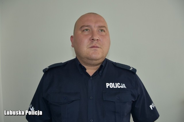 Policjant ratował chłopczyka, który zadławił się jabłkiem.