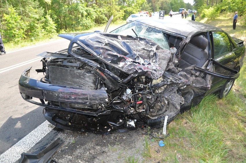 Korytków Duży: Zderzenie busa z osobówką. 13 osób rannych