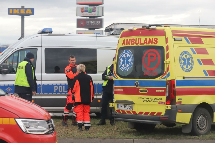 Zderzenie mercedesa z karetką w Bielanach Wrocławskich....