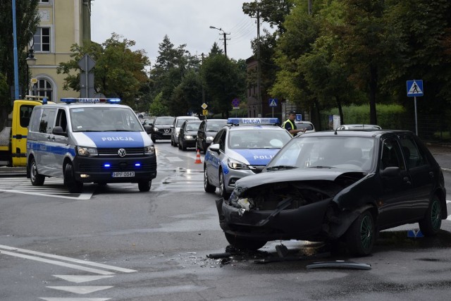 Wypadek koło skierniewickiego starostwa wydarzyło się w sobotę, 11 sierpnia przed południem. Zderzyły się ze sobą daewoo matiz i ford fiesta. Nie było rannych.