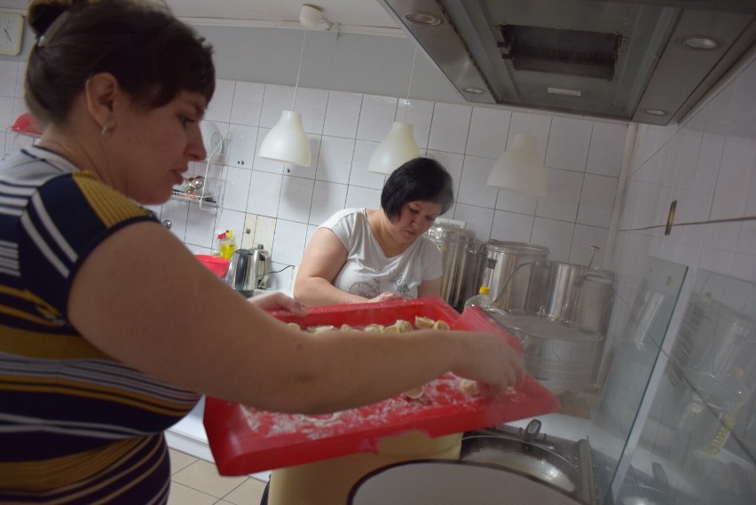 Warsztaty kulinarne w Rożnowie. Ukrainki uczyły rożnowianki gotować tradycyjne ukraińskie dania [ZDJĘCIA]