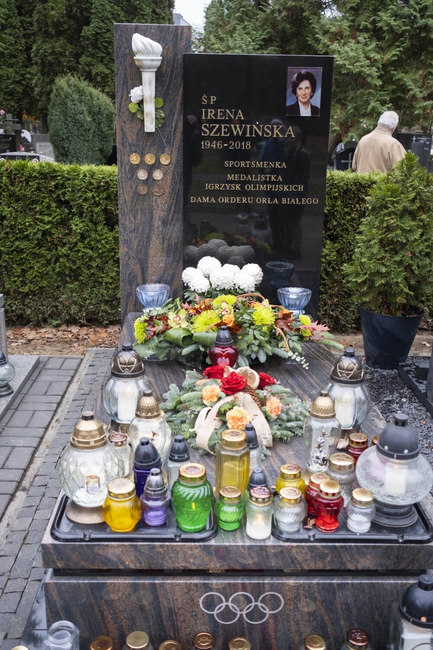 Cmentarz Powązkowski 2022. Groby znanych i lubianych obsypane kwiatami. O nich nie zapominamy
