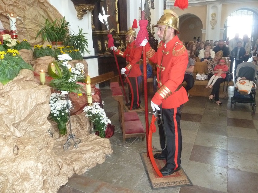 Wielka Sobota. Święcimy pokarmy w parafii Najświętszego Zbawiciela w Pleszewie 