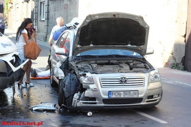 We wtorek przed godziną 9:00 doszło do zderzenia samochodu ciężarowego z osobowym. Jedna osoba z obrażeniami ciała została przewieziona do szpitala. Kierujący samochodem ciężarowym marki Peugeot, 27-letni mieszkaniec Poznania podczas włączania się do ruchu z terenu posesji zderzył się z jadącym w kierunku ulicy Gnieźnieńskiej samochodem marki Toyota Avensis kierowanym przez 56-letniego mieszkańca Trzemeszna. 

CZYTAJ WIĘCEJ: Wypadek w Trzemesznie. Jedna osoba trafiła do szpitala