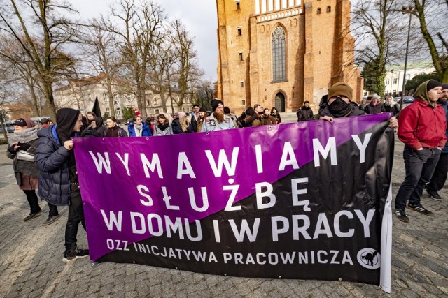 W sobotę o godzinie 14.15 rozpoczęła się w Poznaniu Manifa. Tegoroczna edycja odbywa się pod hasłem "Ani pana, ani plebana. To my jesteśmy rewolucją!". 

Imprezę zorganizowano pod katedrą. Tradycyjny przemarsz ulicami był niemożliwy, gdyż zablokowało go zarejestrowanie wcześniej ponad 80 innych manifestacji, które miały odbyć się na trasie przejścia Manify.

Zobacz kolejne zdjęcie ---->