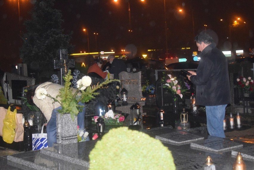 Urząd Miejski w Gnieźnie: obowiązuje tymczasowa organizacja przy cmentarzu św. Krzyża